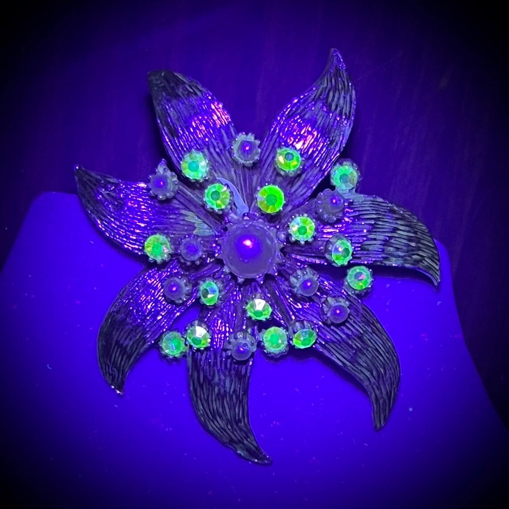 Vintage Aurora Borealis Green Uranium Glass Crystal & Faux Pearl Star Flower Brooch Gold Tone with a UV Reactive Glow UV Jewellery Vintage TheGreenGlassGemShop