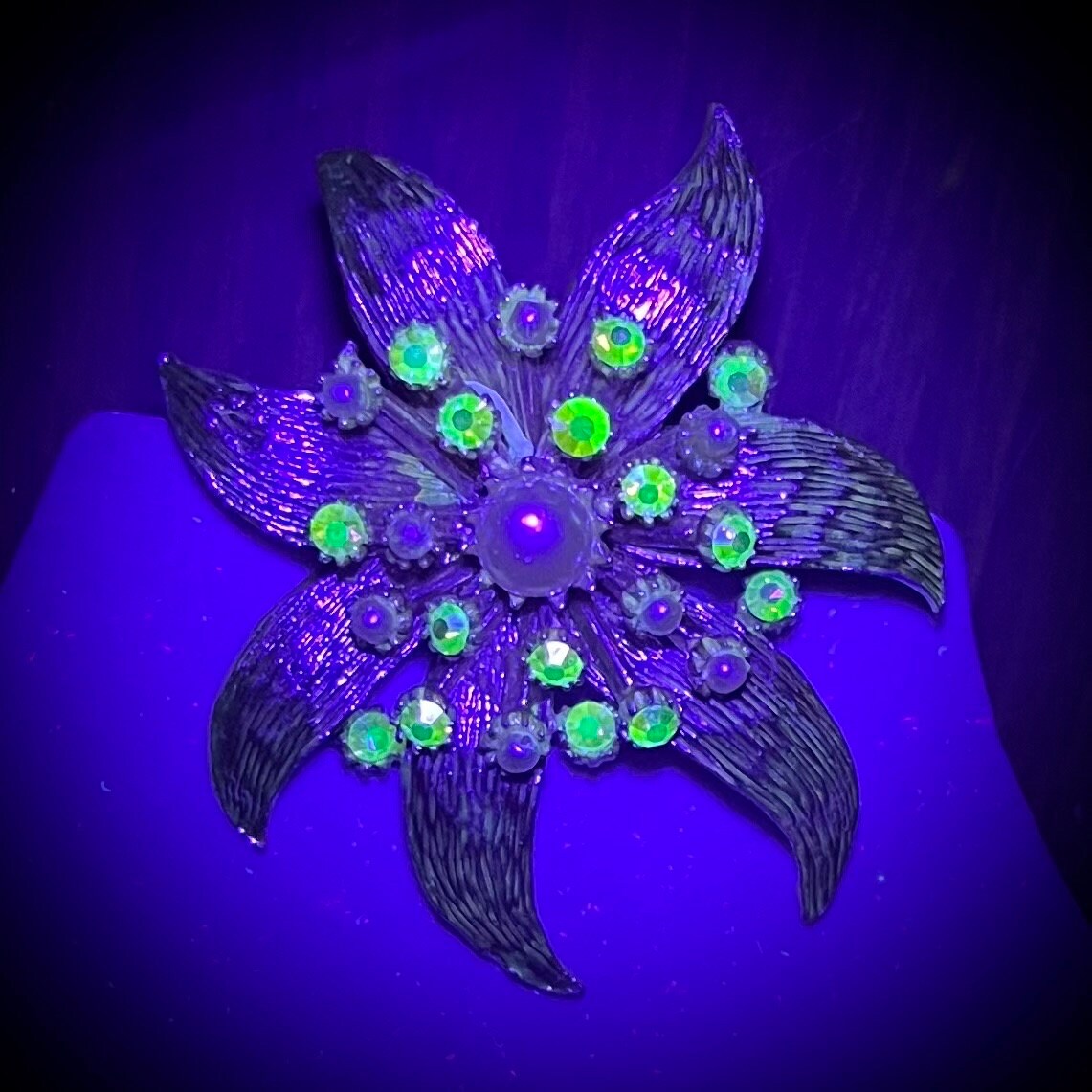 Vintage Aurora Borealis Green Uranium Glass Crystal & Faux Pearl Star Flower Brooch Gold Tone with a UV Reactive Glow UV Jewellery Vintage TheGreenGlassGemShop