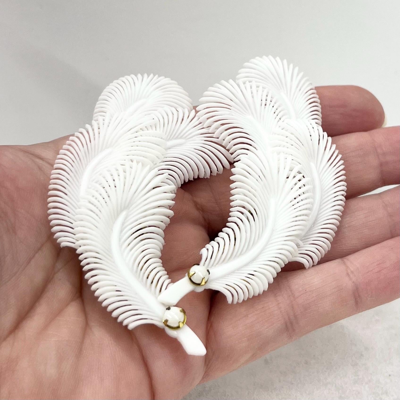 Vintage White Plastic Four Feather Clip On Earrings 1980’s - 1990’s Light Weight Statement Earrings TheGreenGlassGemShop