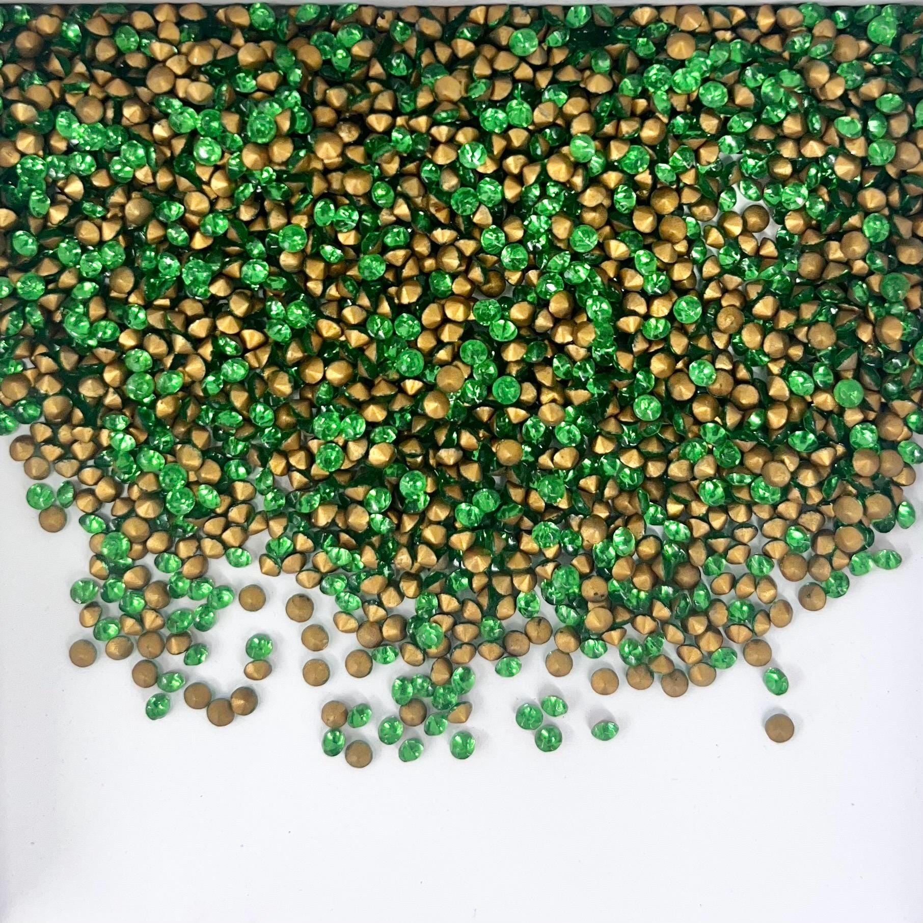 50 x Vintage SS9 Emerald Green Glass Chaton Cabochons Czech Rhinestones 2.60-2.70mm - for jewellery making & crafts - TB17 TheGreenGlassGemShop