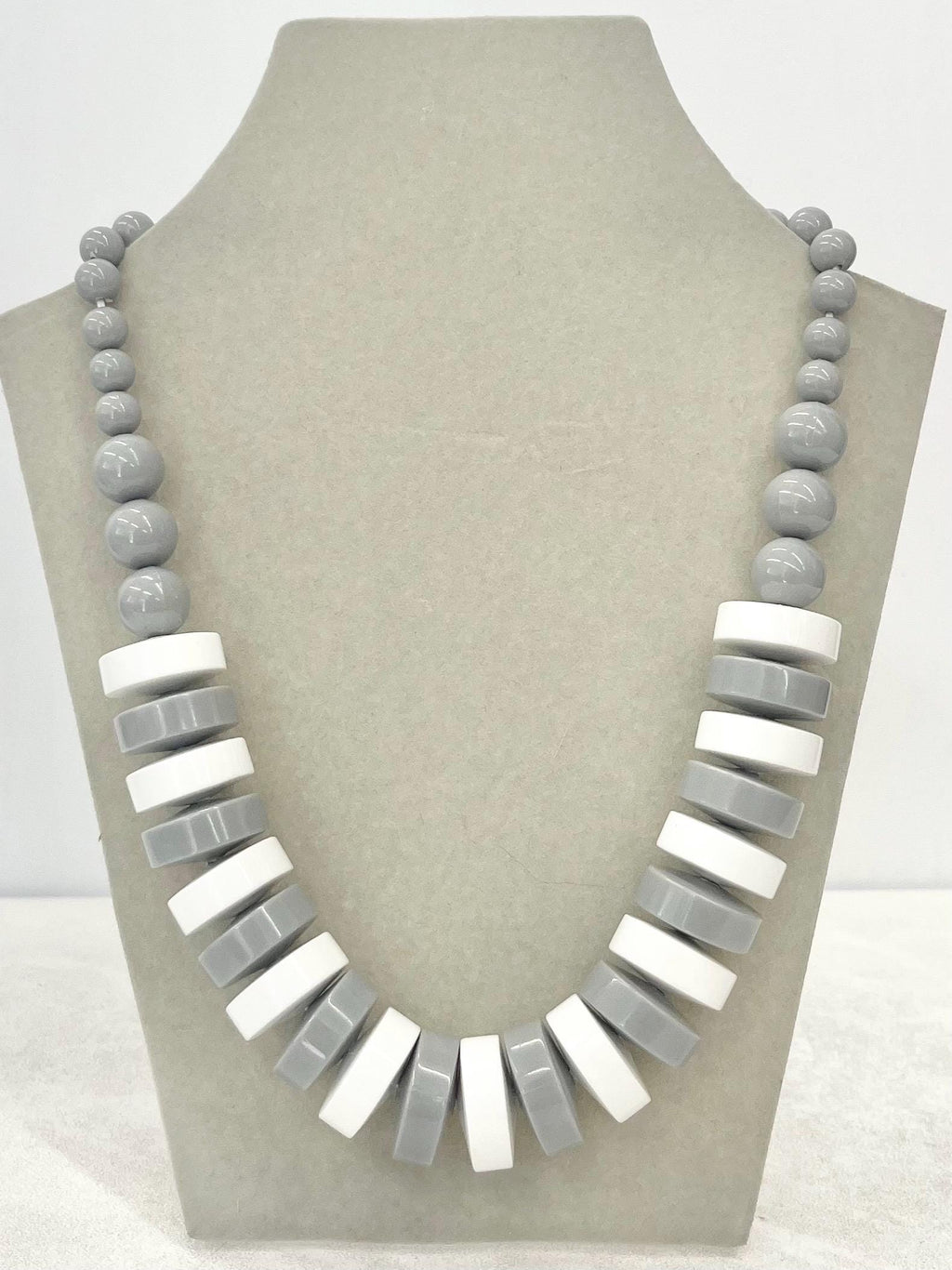 Vintage Grey & White Acrylic / Plastic Chunky Disc Bead Necklace 17” Long with a 3” Extender Chain MillyOliverVintage