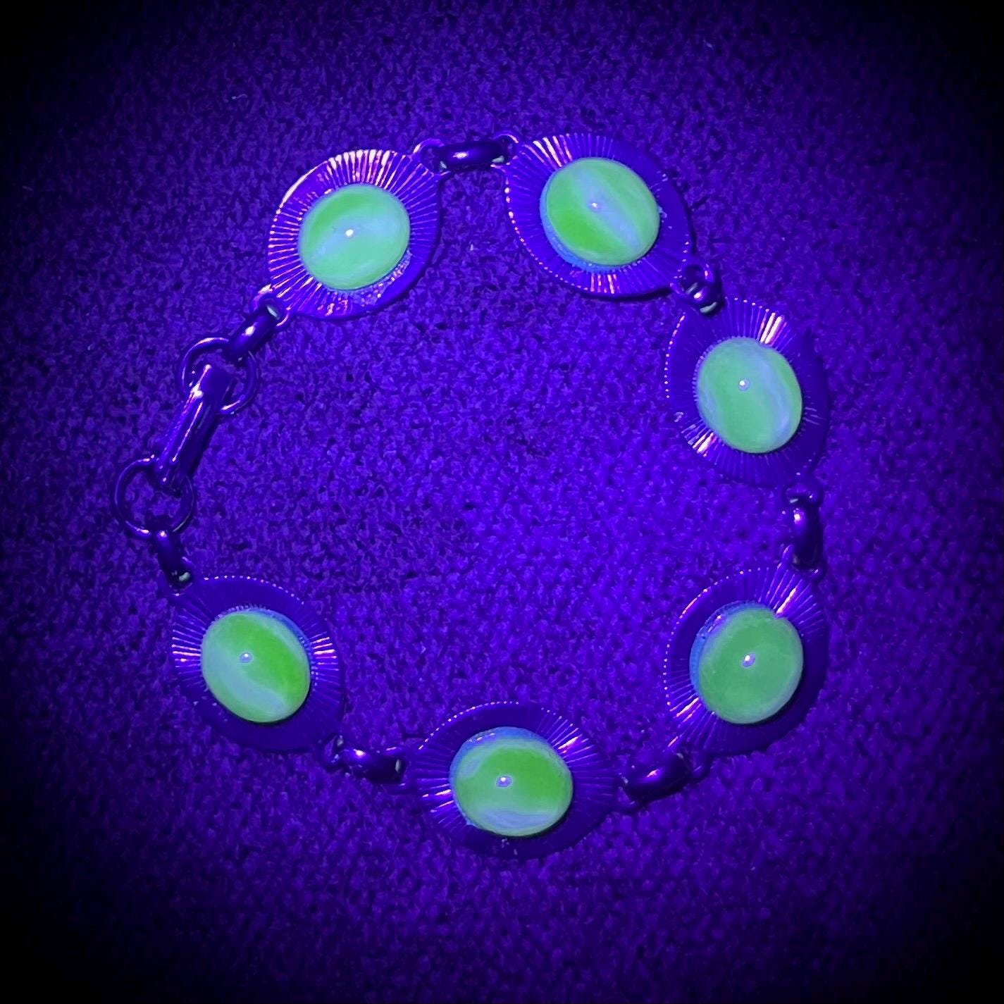 Yellow Uranium Glass Cabochon Silver Tone Bracelet UV Reactive Glowing Jewellery MillyOliverVintage
