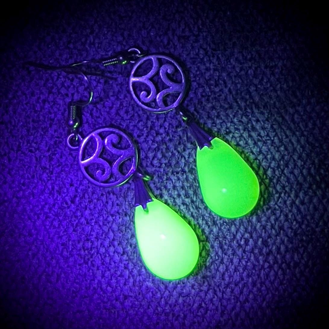 Uranium Teardrop Glass Brass Toned Filigree Drop Earrings: Vintage Czech Glass Beads UV Reactive MillyOliverVintage