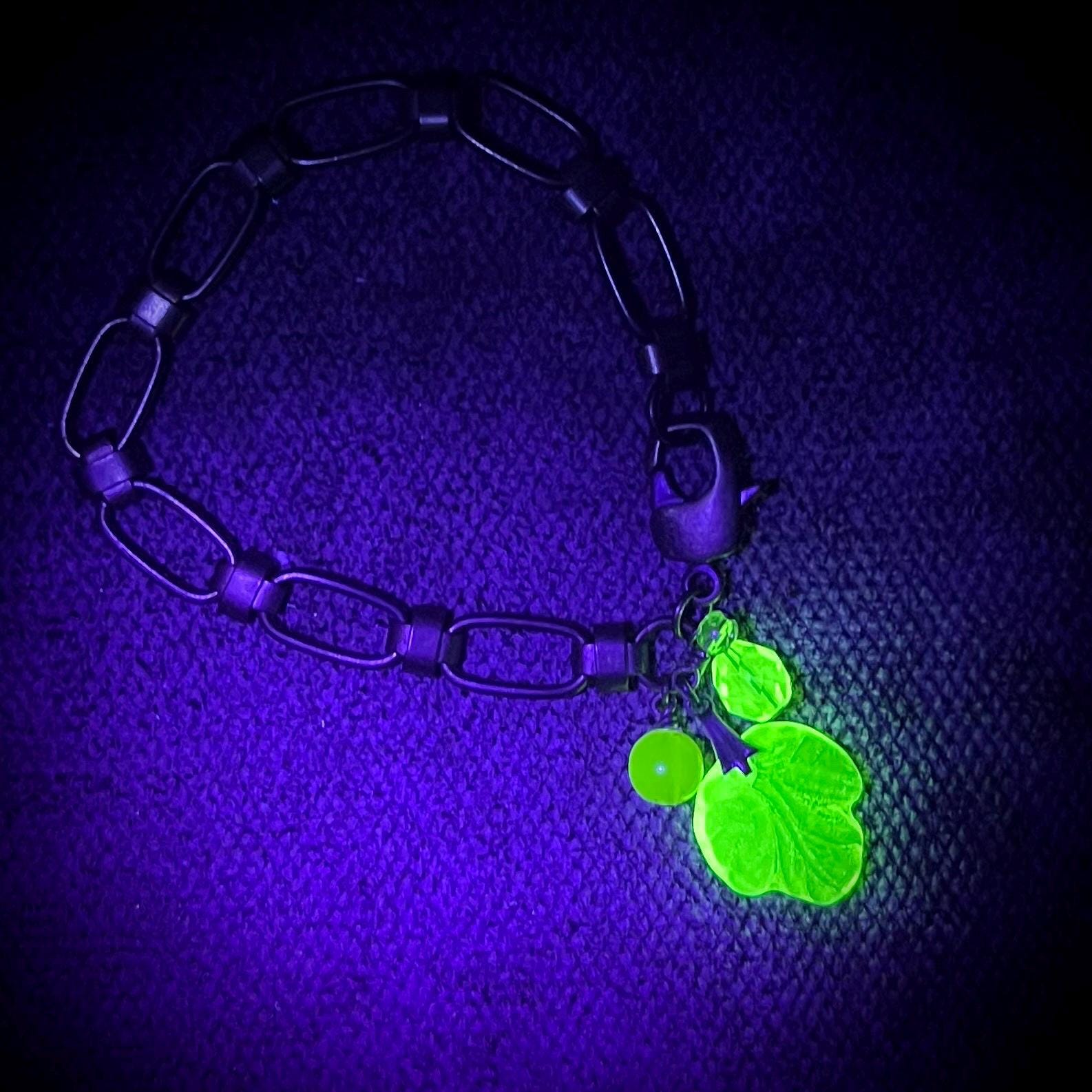 Yellow & Green Uranium Glass Leaf Bead Drop Charm Bracelet UV Reactive Glowing Jewellery MillyOliverVintage