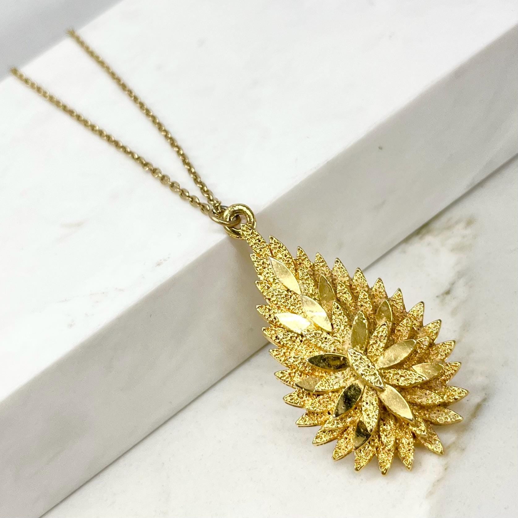 Vintage 1970‘s Gold Plate Brutalist Stratton Starburst Teardrop Pendant Necklace with a 22” Curb Chain MillyOliverVintage