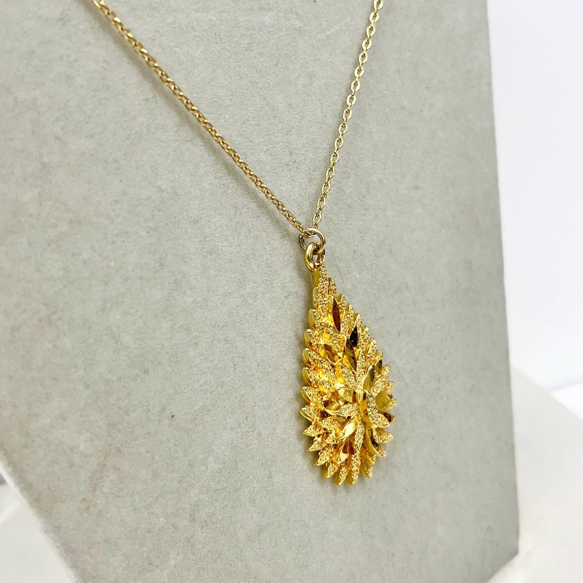 Vintage 1970‘s Gold Plate Brutalist Stratton Starburst Teardrop Pendant Necklace with a 22” Curb Chain MillyOliverVintage