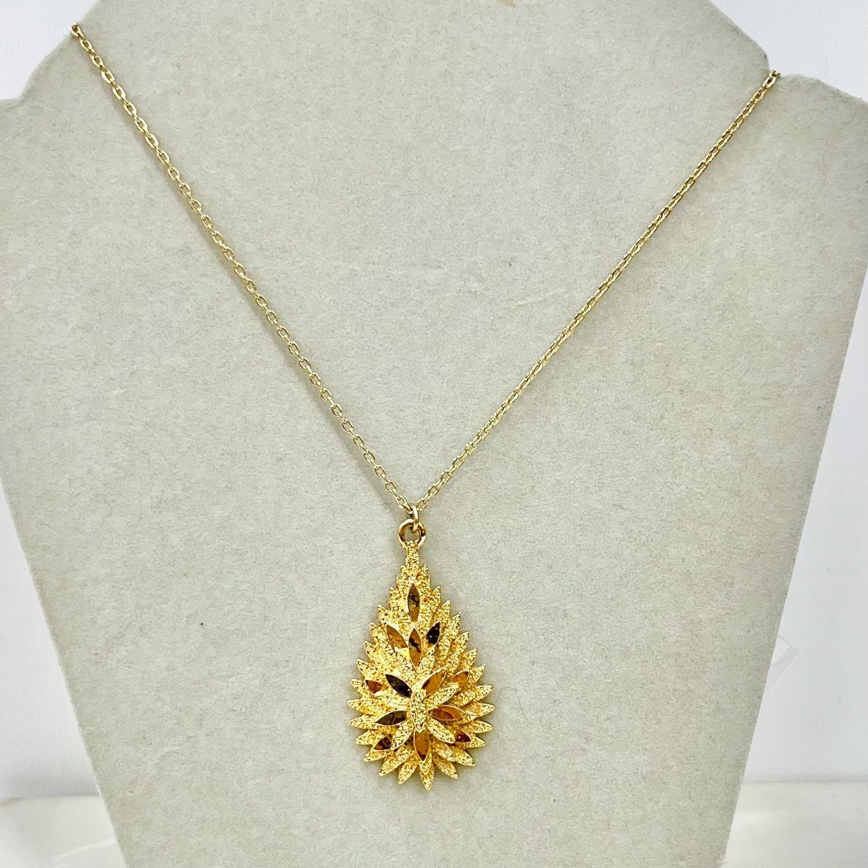 Vintage 1970‘s Gold Plate Brutalist Stratton Starburst Teardrop Pendant Necklace with a 22” Curb Chain MillyOliverVintage
