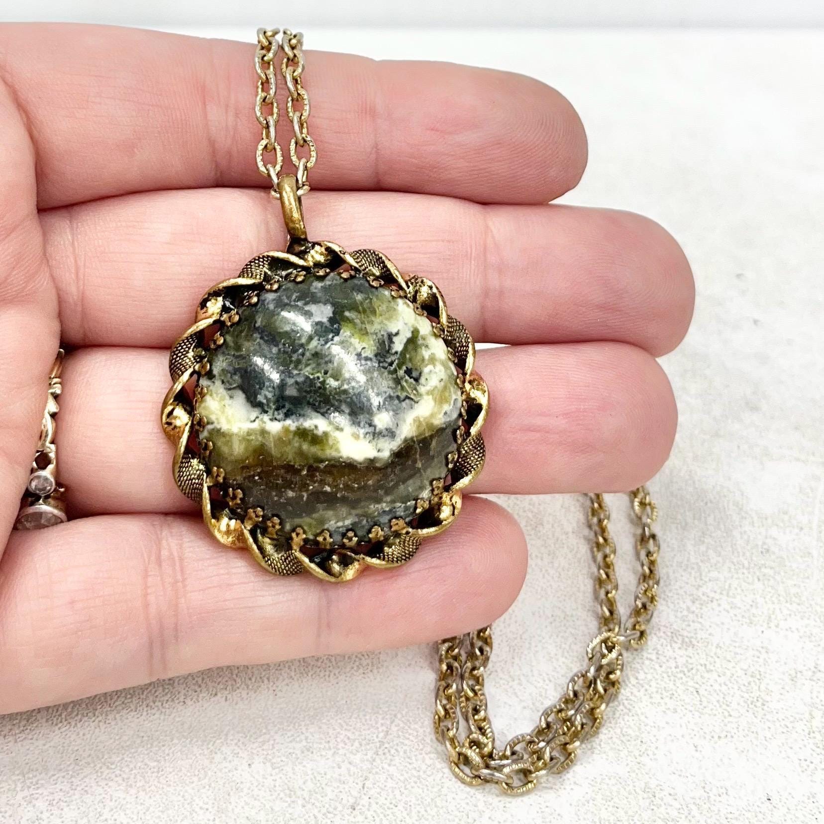 Vintage 1960‘s Gold Plate Green Agate Cabochon Pendant Necklace 27” Rope Chain MillyOliverVintage