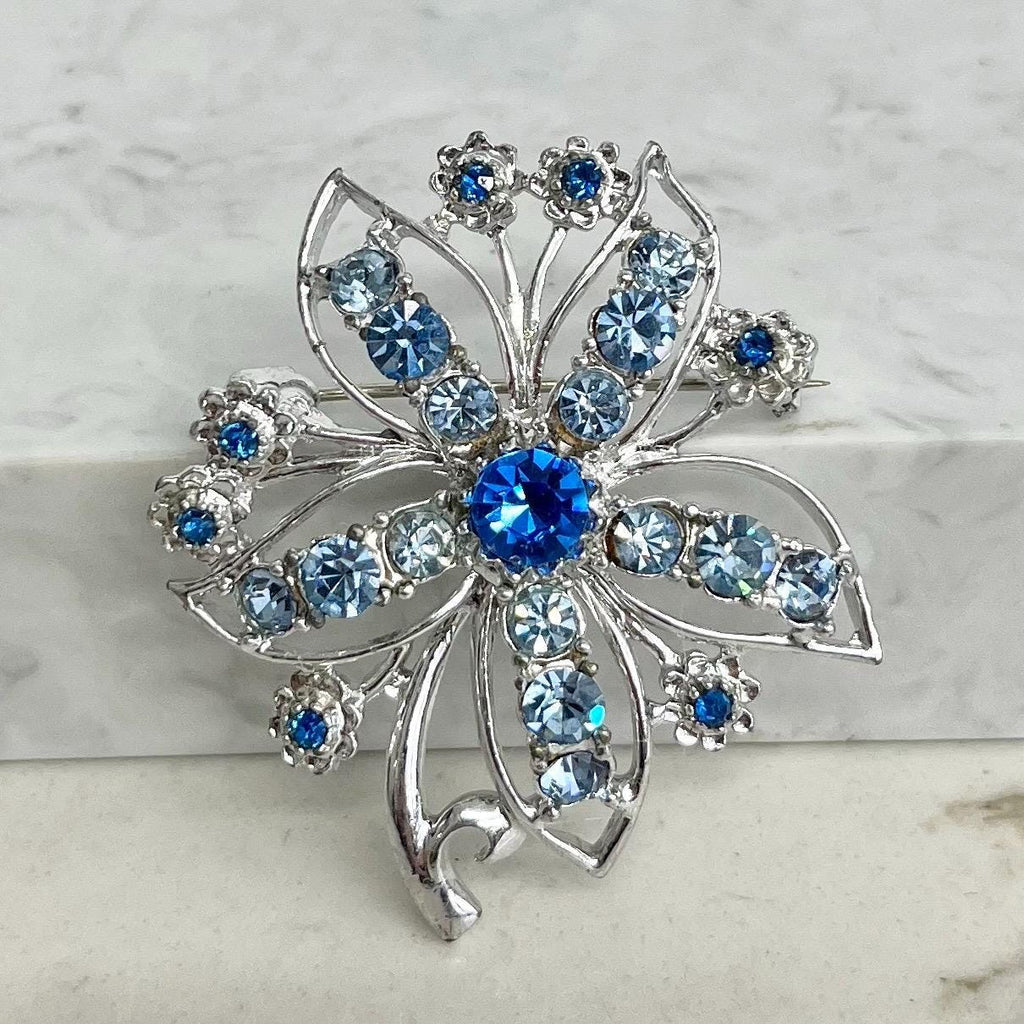 Blue Crystal Flower / Daisy Brooch : Vintage Silver Tone Brooch Super Sparkly MillyOliverVintage