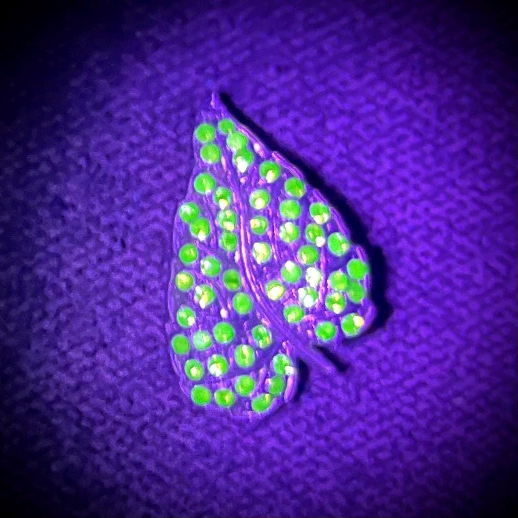 Green Uranium Crystal Leaf Brooch : Vintage Silver Tone UV Reactive Rhinestone Jewellery MillyOliverVintage