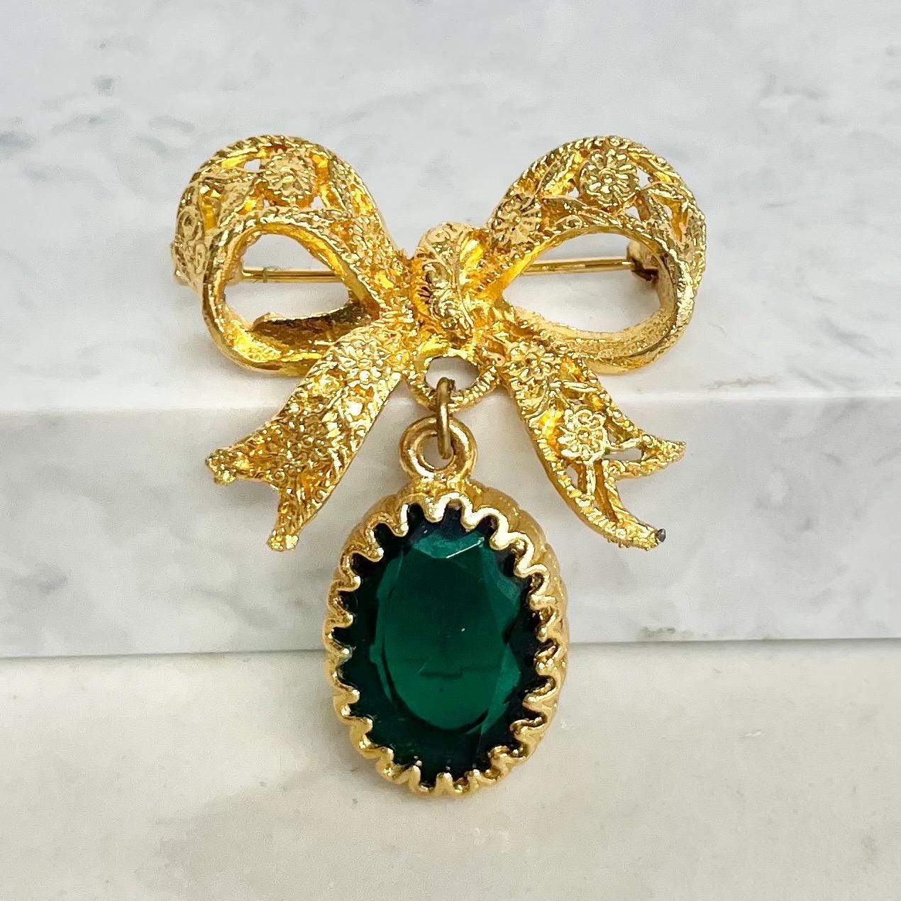 Emerald Green Drop Bow Brooch : Vintage Gold Tone Bow with an Emerald Green Faceted Glass Drop MillyOliverVintage
