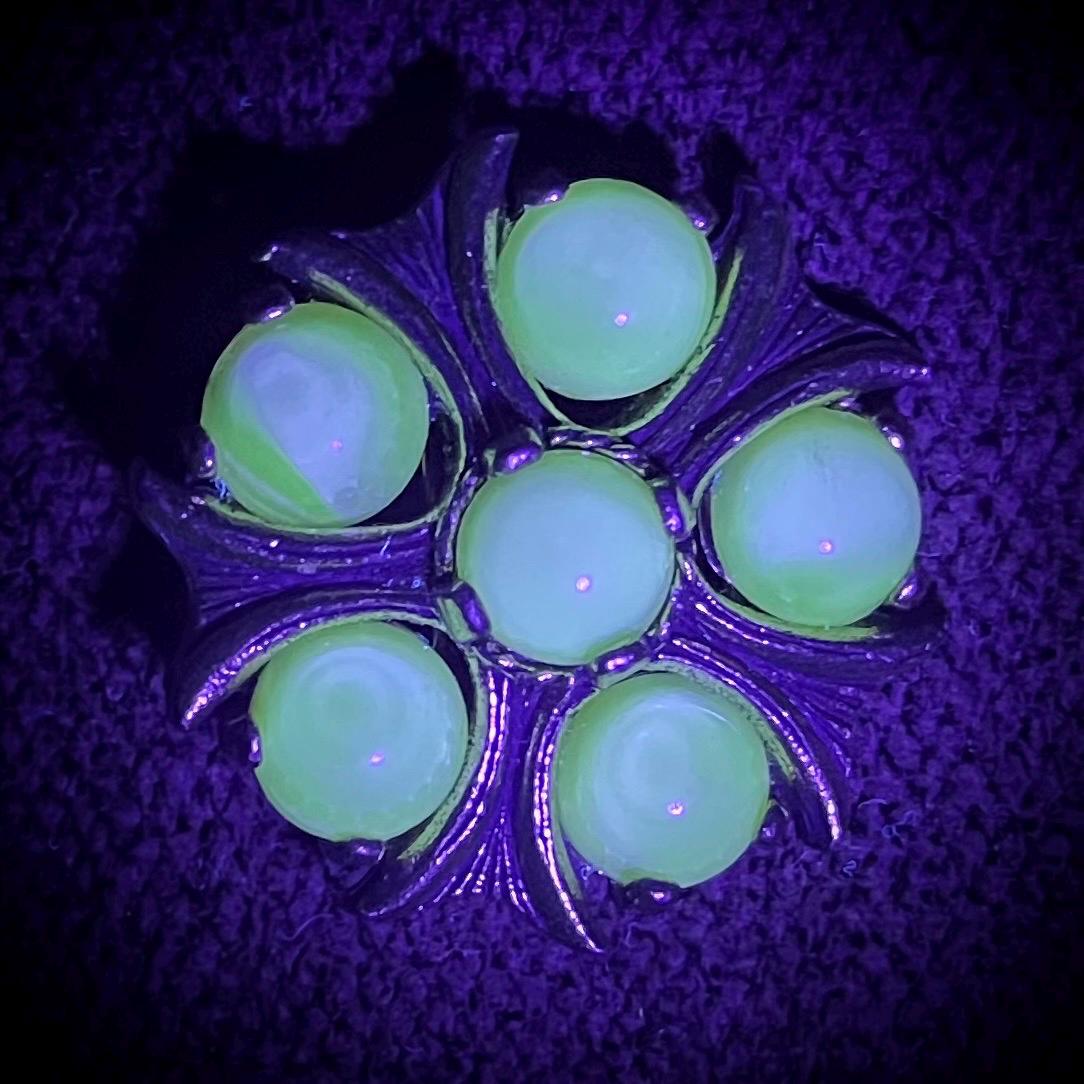 Yellow Miracle Brooch / Pendant Gold Tone with Uranium Glass Cabochon Stones : Vintage UV Reactive Jewellery MillyOliverVintage