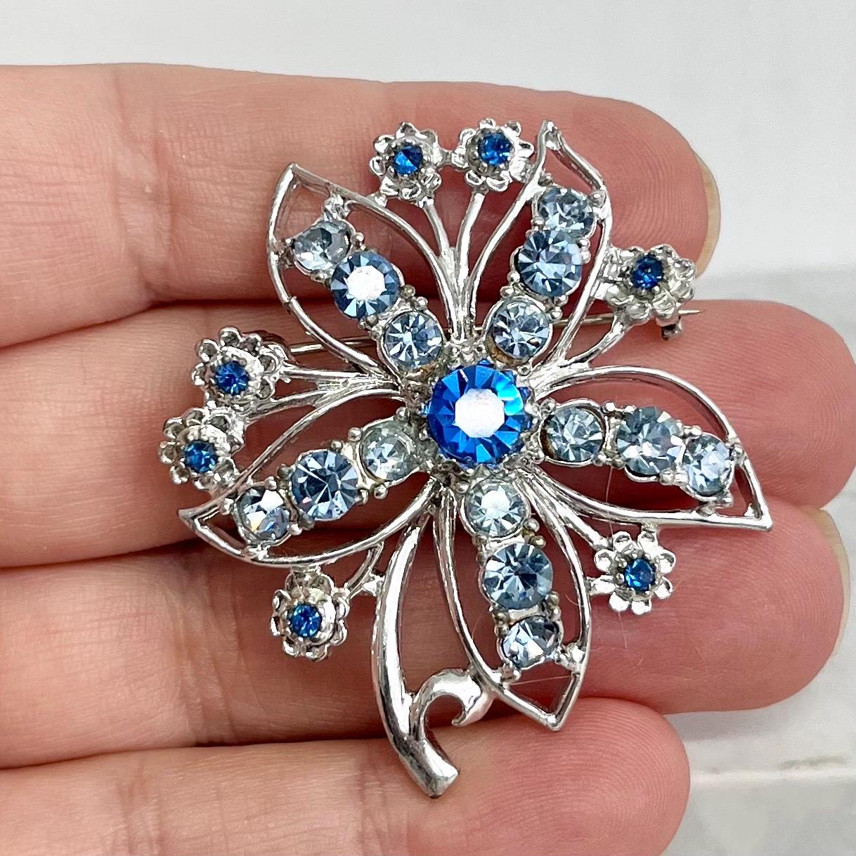 Blue Crystal Flower / Daisy Brooch : Vintage Silver Tone Brooch Super Sparkly MillyOliverVintage