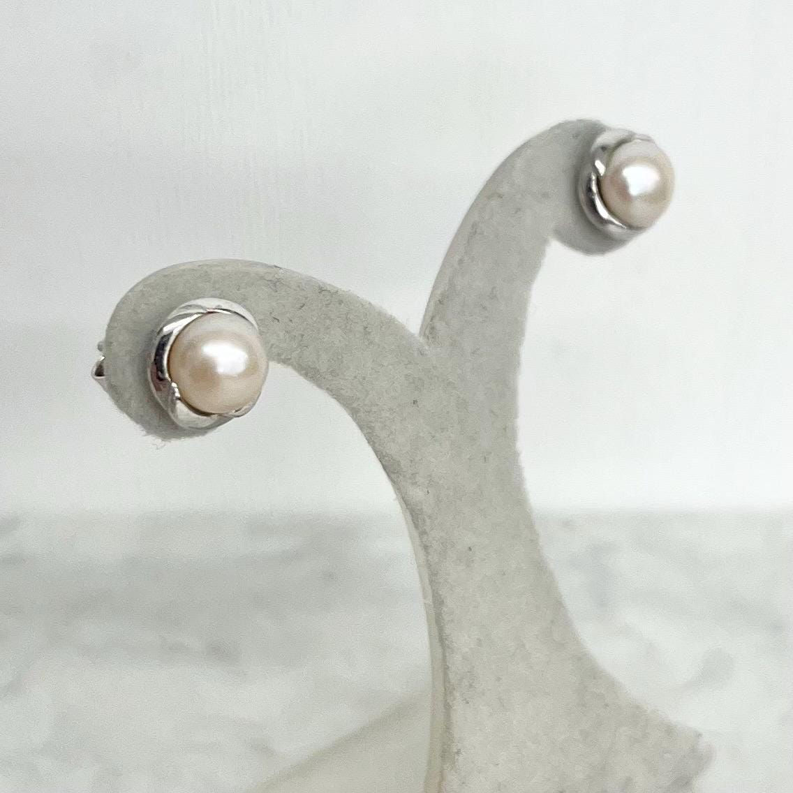 Sterling Silver Pearl Stud Earrings : Elegant Vintage Design MillyOliverVintage