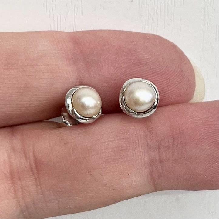 Sterling Silver Pearl Stud Earrings : Elegant Vintage Design MillyOliverVintage