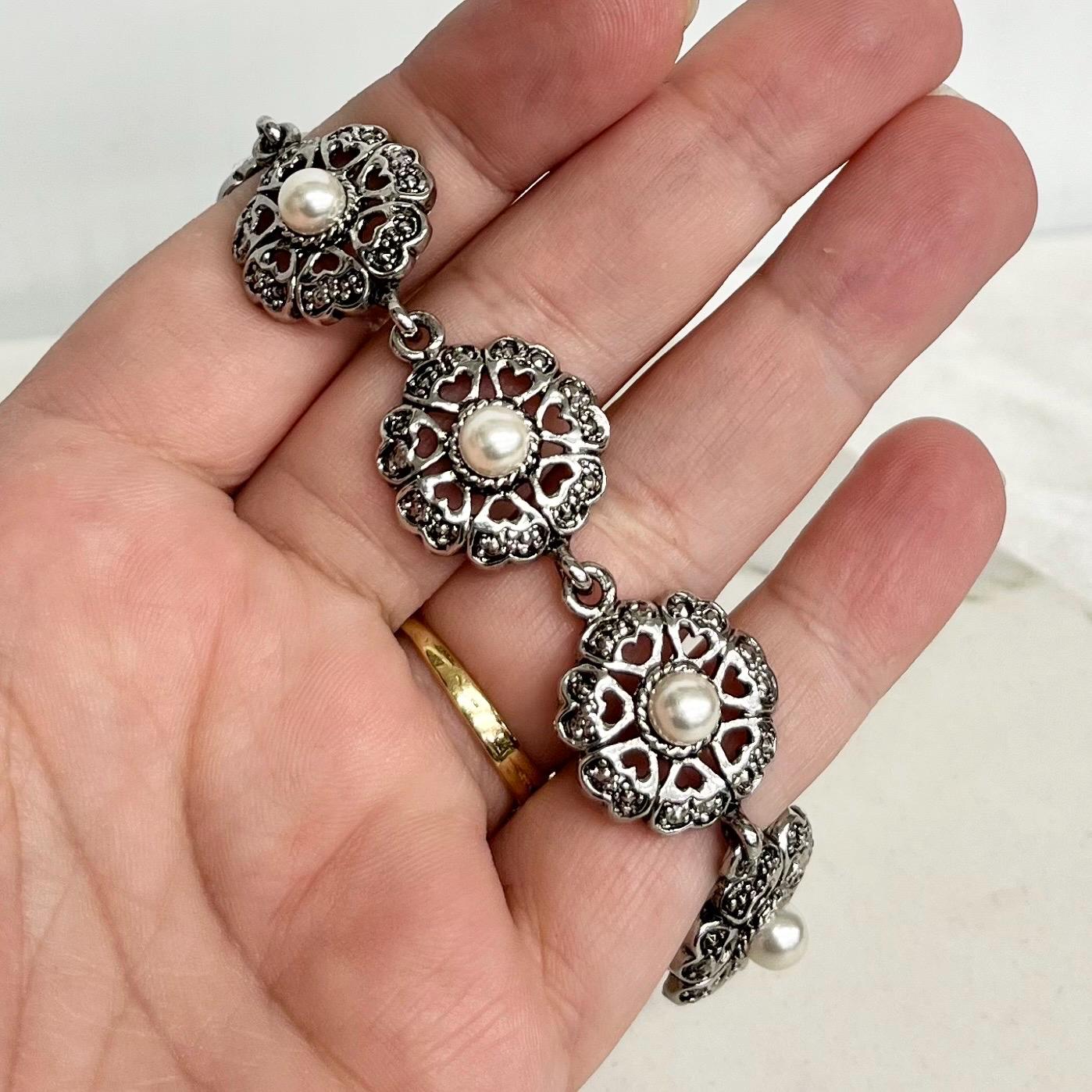 Heart Flower Bracelet : Vintage Silver Tone 1970’s 1980’s Bracelet with Faux Pearls 7.5” MillyOliverVintage