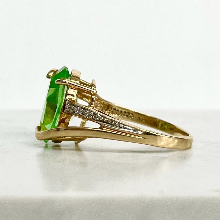 Vintage 9ct 375 Yellow Gold Uranium Glass Stone Oval Cut Crystal Dress Ring UV Reactive Glow UV Jewellery Size uk P 1/2 MillyOliverVintage