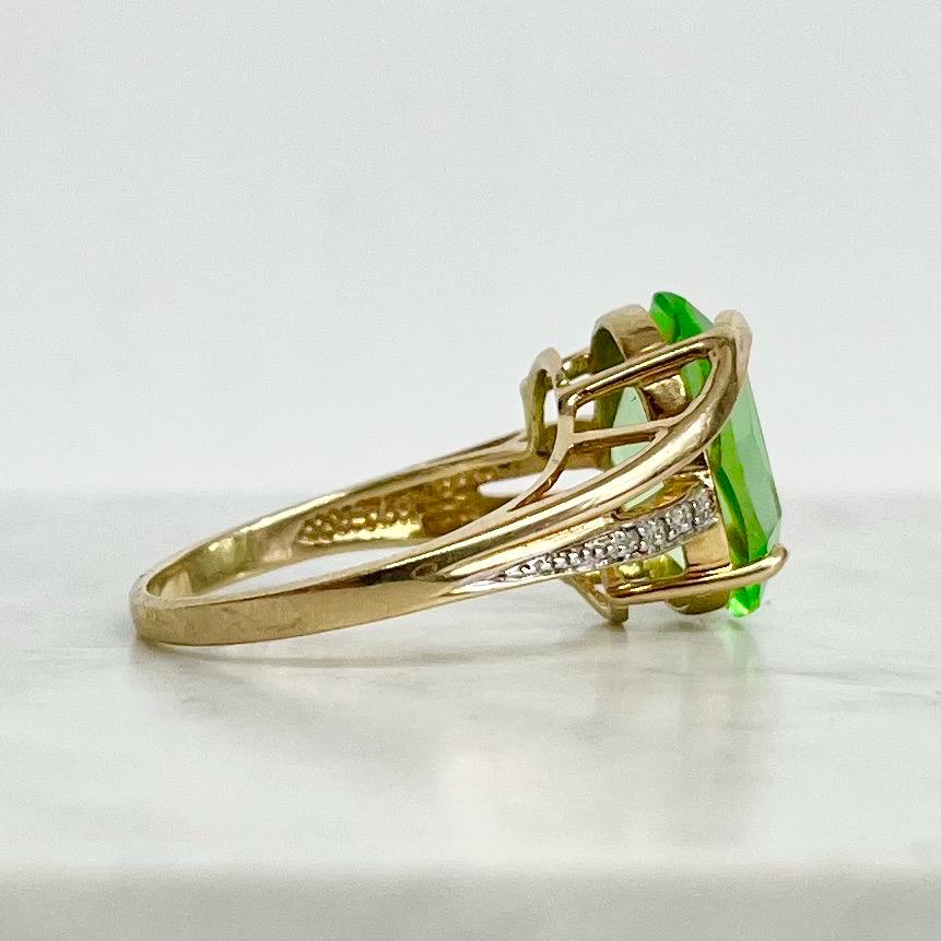 Vintage 9ct 375 Yellow Gold Uranium Glass Stone Oval Cut Crystal Dress Ring UV Reactive Glow UV Jewellery Size uk P 1/2 MillyOliverVintage