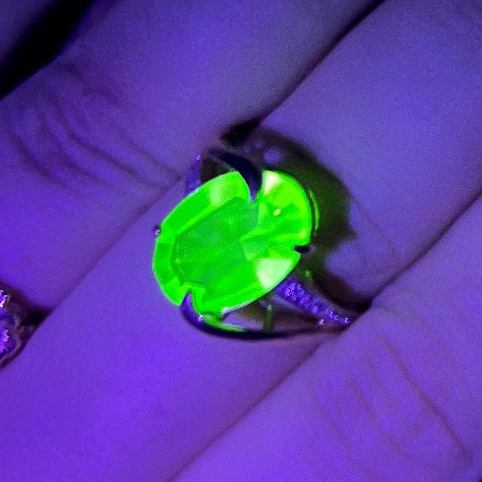 Vintage 9ct 375 Yellow Gold Uranium Glass Stone Oval Cut Crystal Dress Ring UV Reactive Glow UV Jewellery Size uk P 1/2 MillyOliverVintage