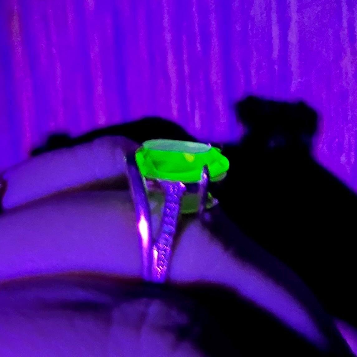 Vintage 9ct 375 Yellow Gold Uranium Glass Stone Oval Cut Crystal Dress Ring UV Reactive Glow UV Jewellery Size uk P 1/2 MillyOliverVintage