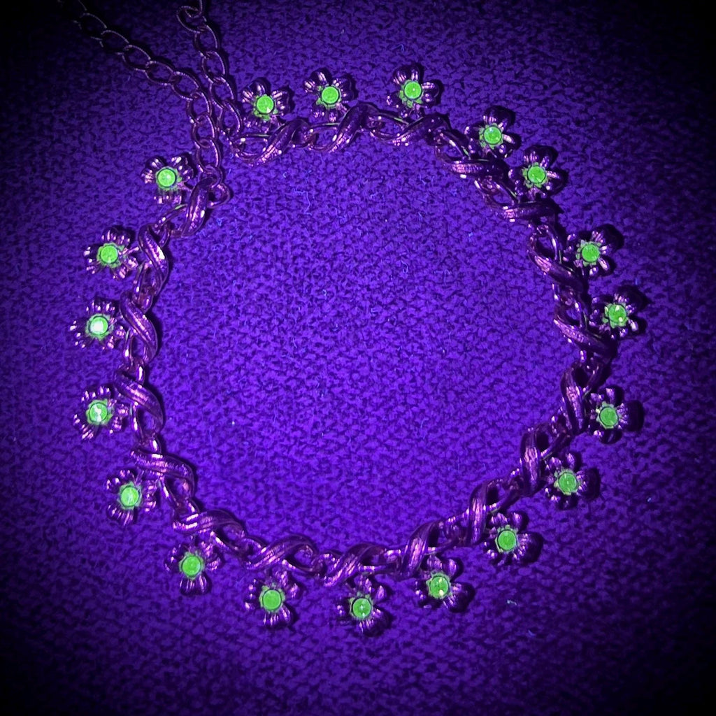 Vintage Green Uranium Glass Crystal Clover Necklace Gold Tone Metal UV Reactive Glow MillyOliverVintage